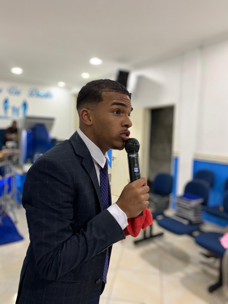 Matheus Viana ministrando com um microfone