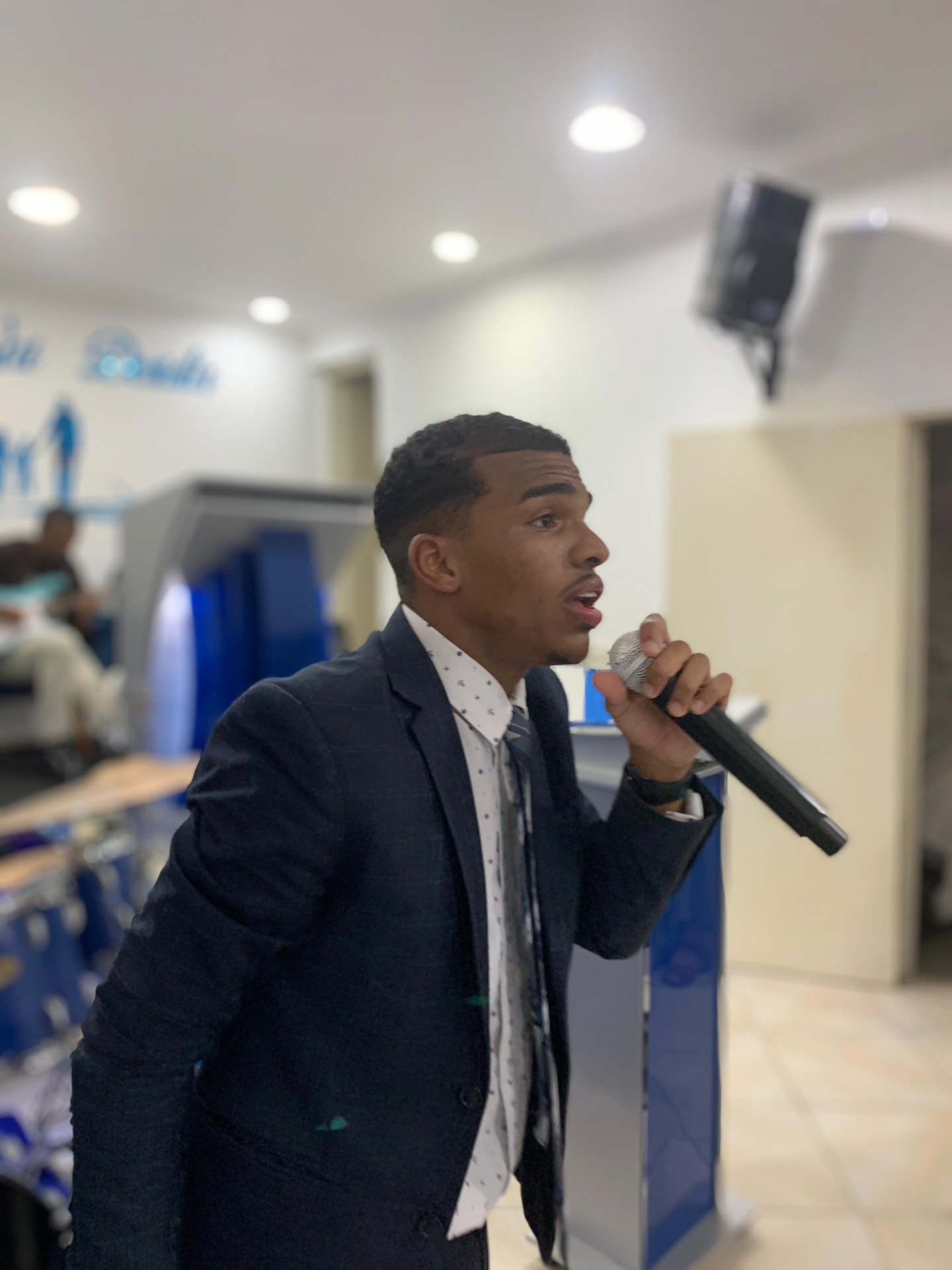 Matheus Viana pregando durante uma ministração